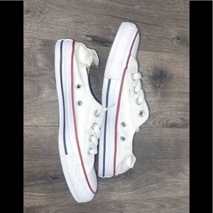 Size 7 low top converse👟🤍